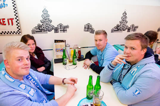 Ett gäng supportrar värmer upp