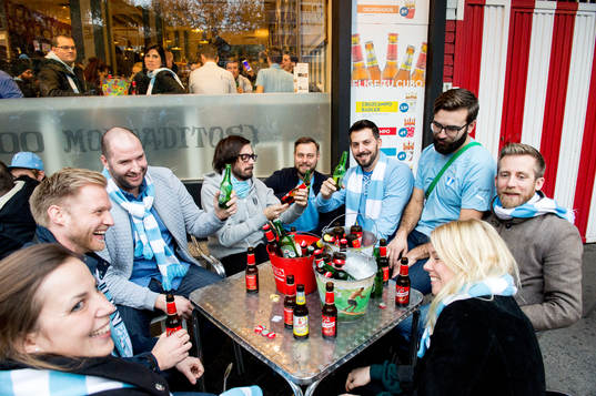 Ett gäng supportrar värmer upp