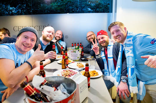 Ett gäng supportrar värmer upp