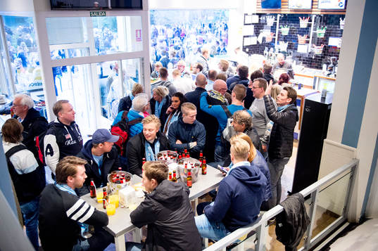 Malmösupportrar köar till baren i en resturang nära det