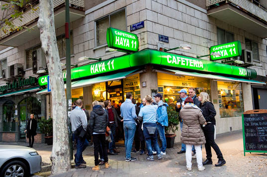 Malmösupportrar utanför en resturang nära det torg där