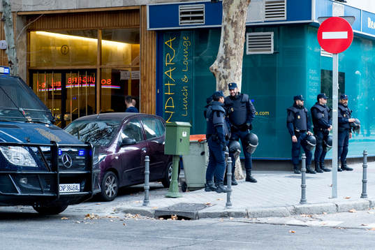 Spanska polisen bevakar Avenida de Brasil där tillresta