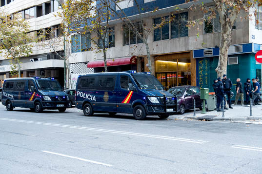 Spanska polisen bevakar Avenida de Brasil där tillresta