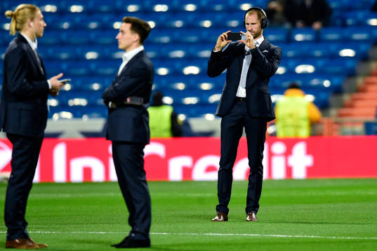 Malmö FFs målvakt Johan Wiland tar ett foto på planen
