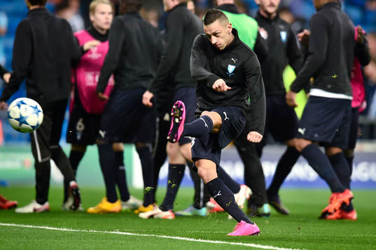Malmö FFs Nikola Djurdjic värmer upp innan