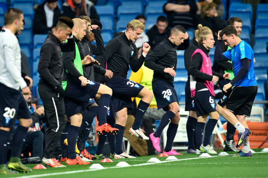 Malmö FFs Franz Brorsson värmer upp med resten av laget