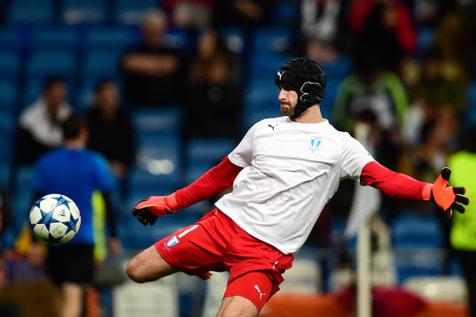 Malmö FFs målvakt Johan Wiland värmer upp innan