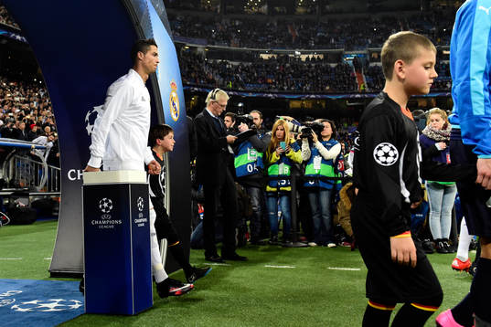 Real Madrids Cristiano Ronaldo går in på planen innan