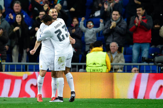 Real Madrids Karim Benzema kramas om av Danilo