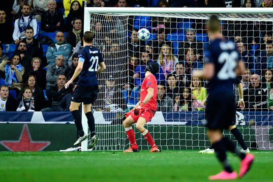 Real Madrids Karim Benzema gör 2-0