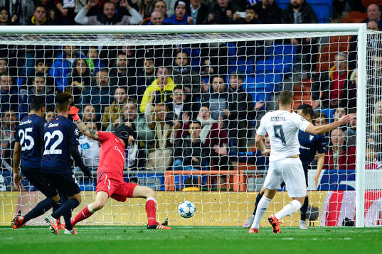 Real Madrids Karim Benzema gör 1-0