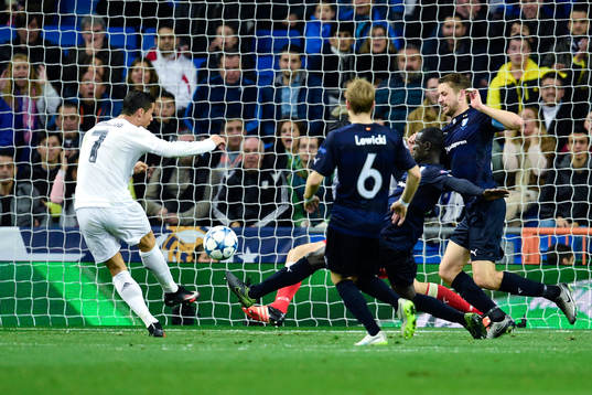 Real Madrids Cristiano Ronaldo skjuter bollen till 3-0