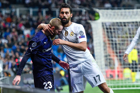 Malmö FFs Jo Inge Berget kramas om av Real Madrids Alvaro