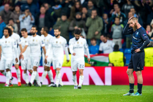 Malmö FFs Jo Inge Berget deppar medan Real Madrids spelare