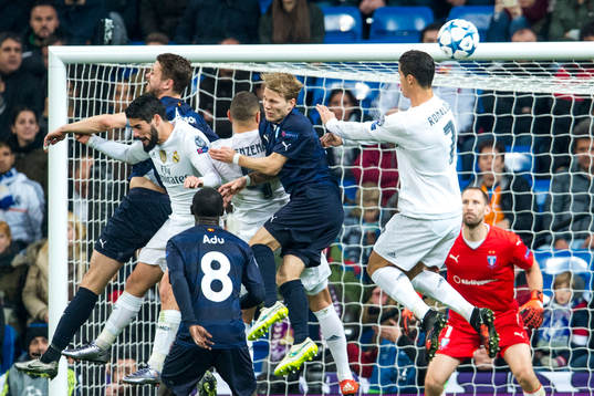 Real Madrids Cristiano Ronaldo nickar framför Malmö FFs