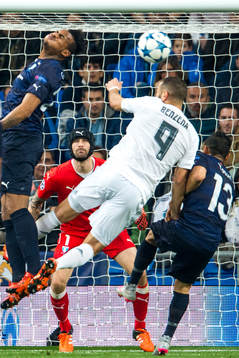 Malmö FFs målvakt Johan Wiland övervakar Real Madrids