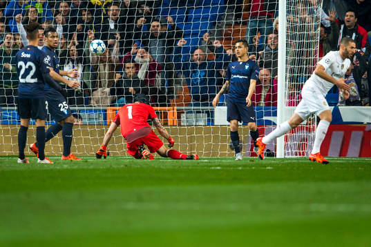 Real Madrids Karim Benzema (th) jublar medan Malmö FFs
