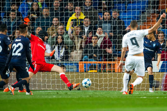 Real Madrids Karim Benzema gör 1-0 bakom Malmö FFs