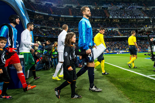 Malmö FFs Kari Arnarson kommer ut på planen till