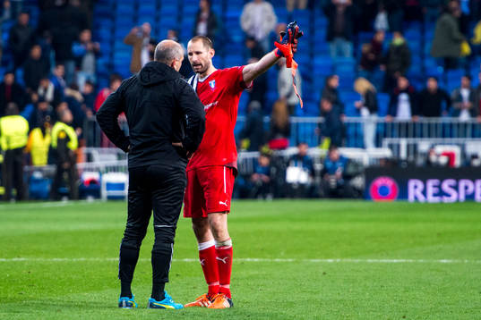 Malmö FFs målvakt Johan Wiland i samtal med