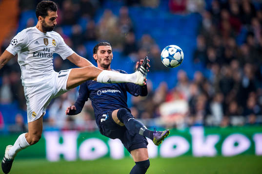 Real Madrids Alvaro Arbeloa bryter en boll framför Malmö