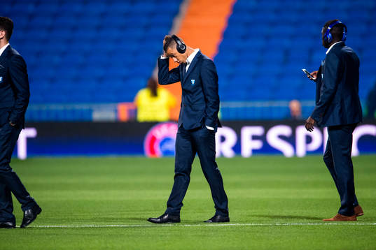 Malmö FFs Tobias Sana inspekterar planen