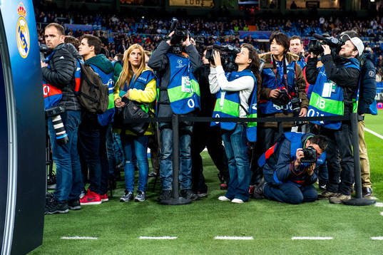 Fotografer väntar på att spelarna ska komma ut till