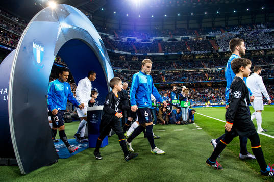 Malmö FFs Oscar Lewicki kommer ut till fotbollsmatchen i