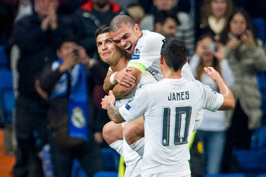 Real Madrids Cristiano Ronaldo krams om av Karim Benzema