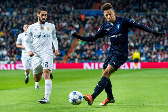 Real Madrids Isco bevakar Malmö FFs Tobias Sana