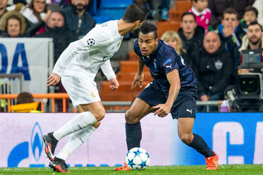 Real Madrids Cristiano Ronaldo bevakas av Malmö FFs Luis