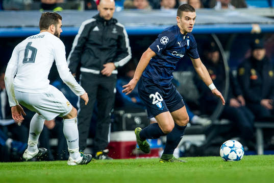 Real Madrids Nacho Monreal bevakar Malmö FFs Vladimir Rodic