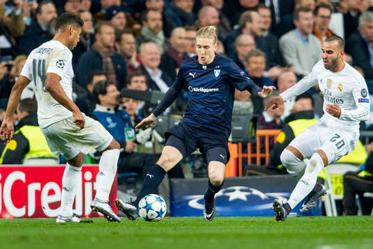 Malmö FFs Simon Kroon bevakas av Real Madrids Casemiro och