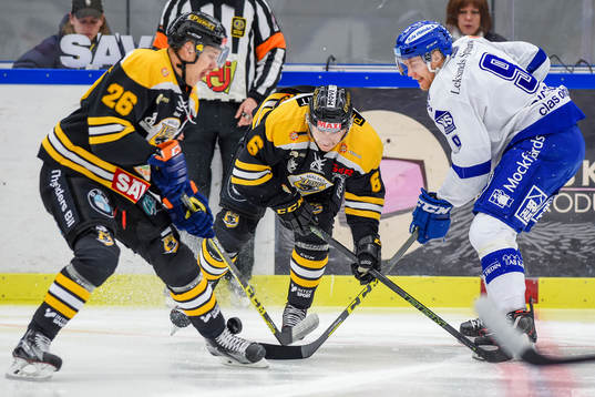 Panterns Mikael Johansson och Emil Carnestad i en kamp mot