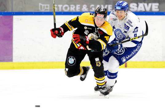 Panterns Johan Björk jagas av Leksands Lukas Ericsson