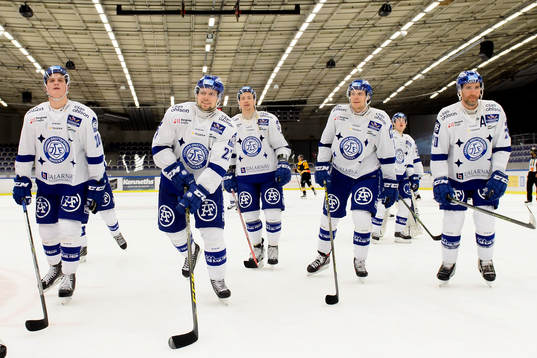 Leksands spelare jublar mot sina supporters