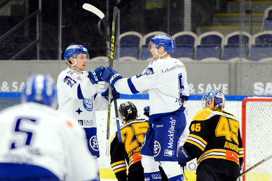 Leksands Brock Montpetit och Lukas Ericsson  jublar
