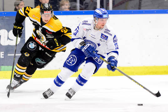 Panterns Axel Wemmenborn jagar Leksands Viktor Amnér
