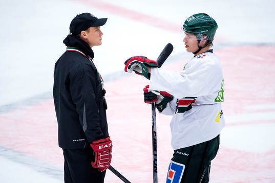 Frölundas tränare Roger Rönnberg petar med Kristoffer