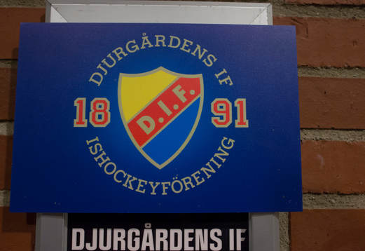 Djurgårdens klubbmärke hänger utanför spelarna