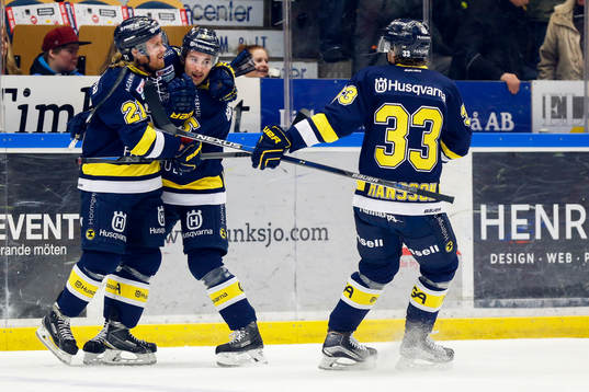 s Mattias Tedenby, Adam Almquist och Niklas Hansson jublar