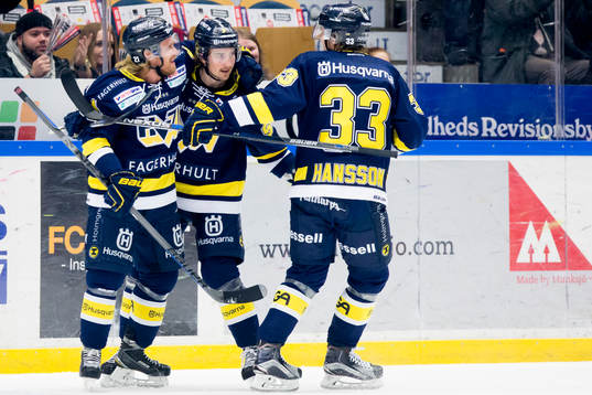 s Mattias Tedenby, Adam Almquist och Niklas Hansson jublar