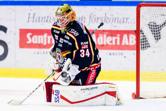 Luleås målvakt Joel Lassinantti räddar ett skott