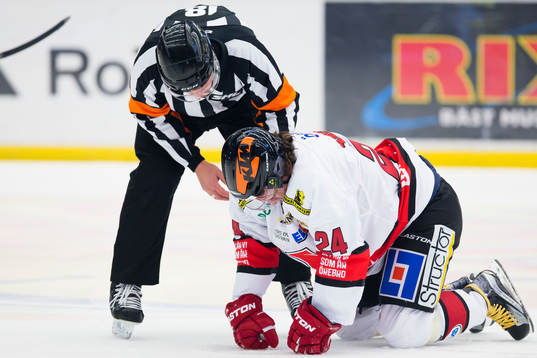 Örebros Petr Zamorsky har ont och blöder från munnen