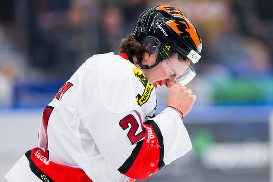 Örebros Petr Zamorsky har ont och blöder från munnen