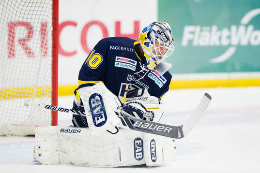 s målvakt Erik Ersberg räddar