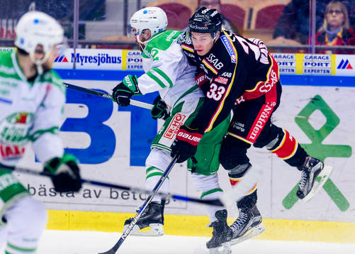 Rögles Jack Connolly tacklar Luleås Christopher Mastomäki