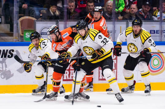 Brynäs Nick Johnson med pucken