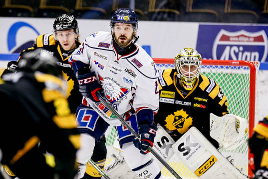 Skellefteås Anton Lindholm och målvakt Markus Svensson