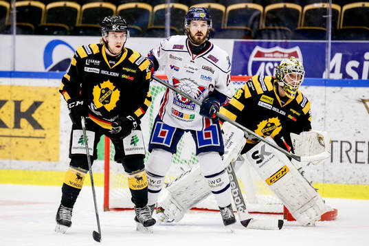 Skellefteås Anton Lindholm och målvakt Markus Svensson